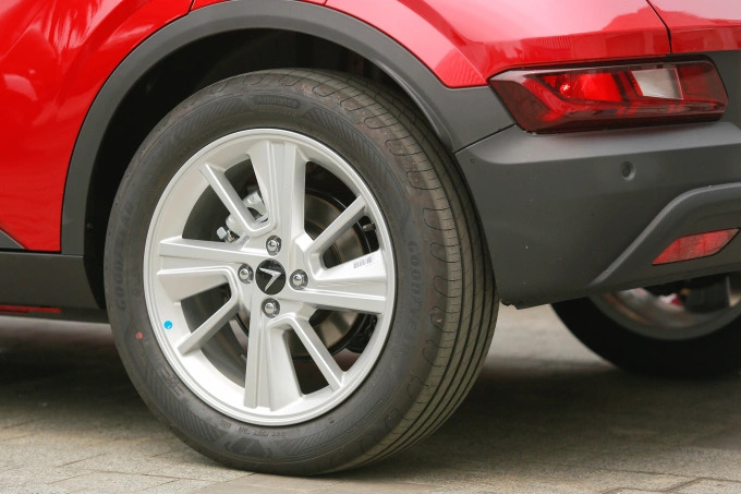 Mâm, lốp tại đại lý VinFast Vinh