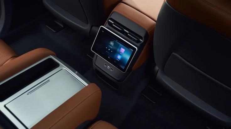 Màn hình cảm ứng tại đại lý VinFast Vinh