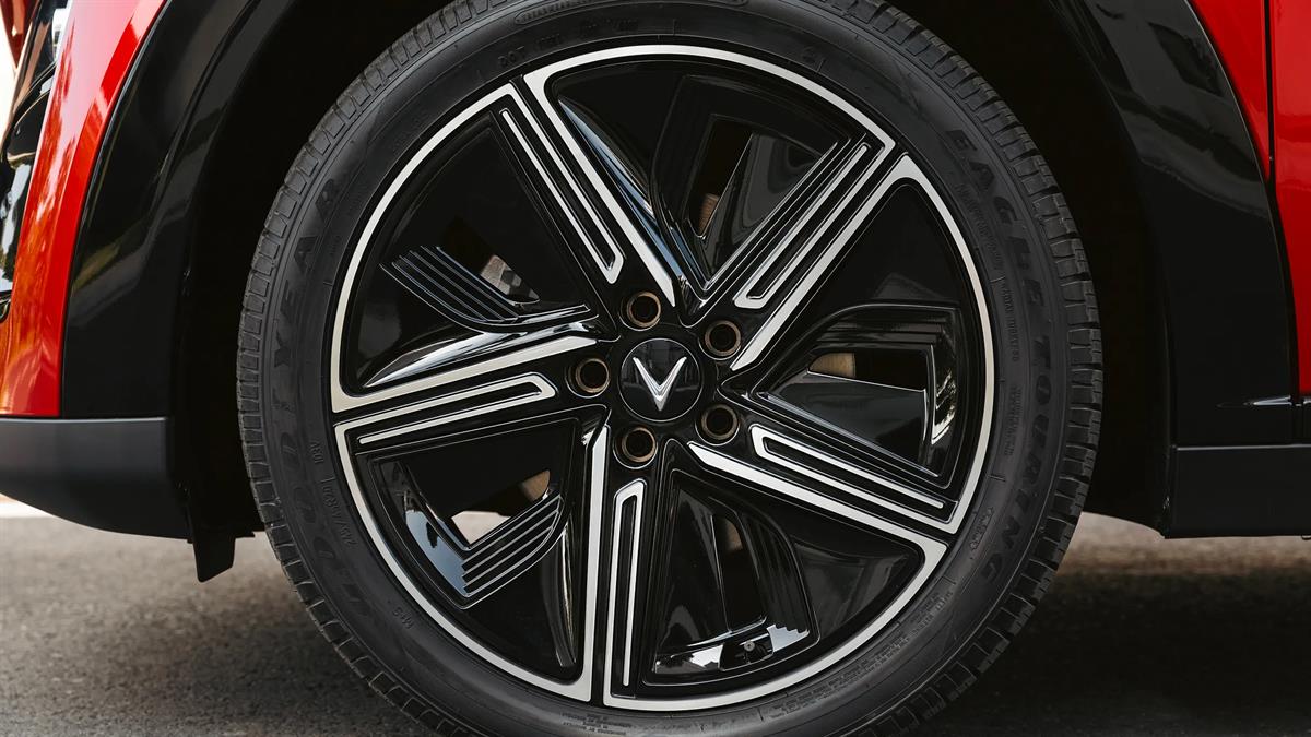 Thân xe với đường gân dập nổi tại đại lý VinFast Vinh